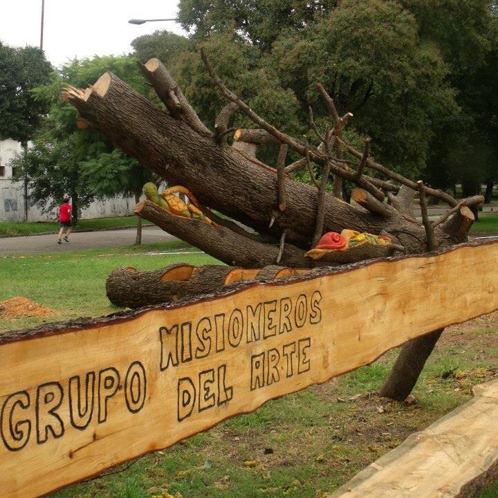 Somos un grupo de artistas que intervenimos en espacios públicos e instituciones.Apostando al esfuerzo, a los valores morales, al trabajo social y a la familia