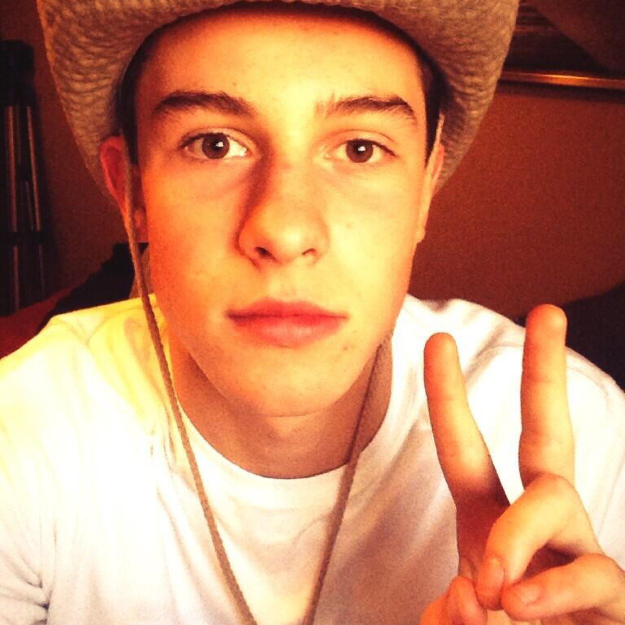 FOLLOW @srsIymendes for a dm to shawn, nash & jacob. If you dont follow her you loose this follow! Stay beautiful love yall