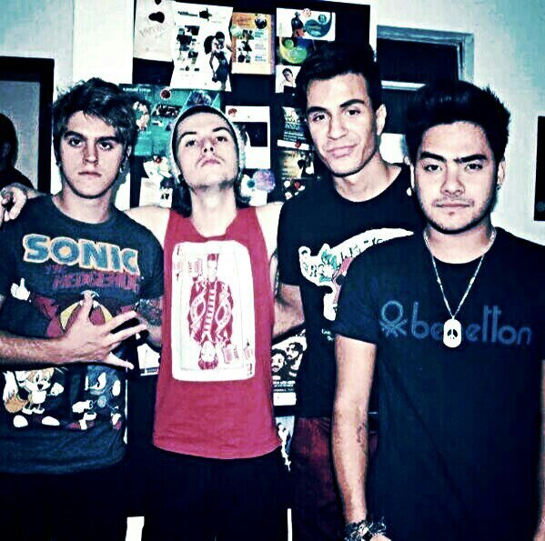 Sonho com o dia em q tds as pessoas levantar-se-ao e compreenderão q foram feitos para viverem como irmãos.@rockrestart =p amo vcsss