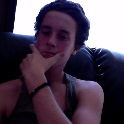 15, Strayan, Love to watch and play AFL, love the Carlton Football Club, and love sports, singleee lifeee