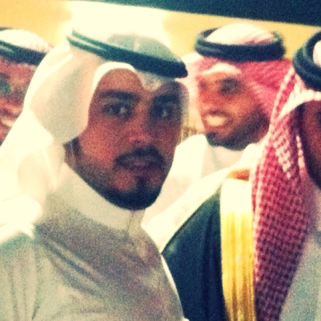 من لا حما وجهه  قبل طلعة الشيب        محدن يعوضه وجهه لاصارشايب