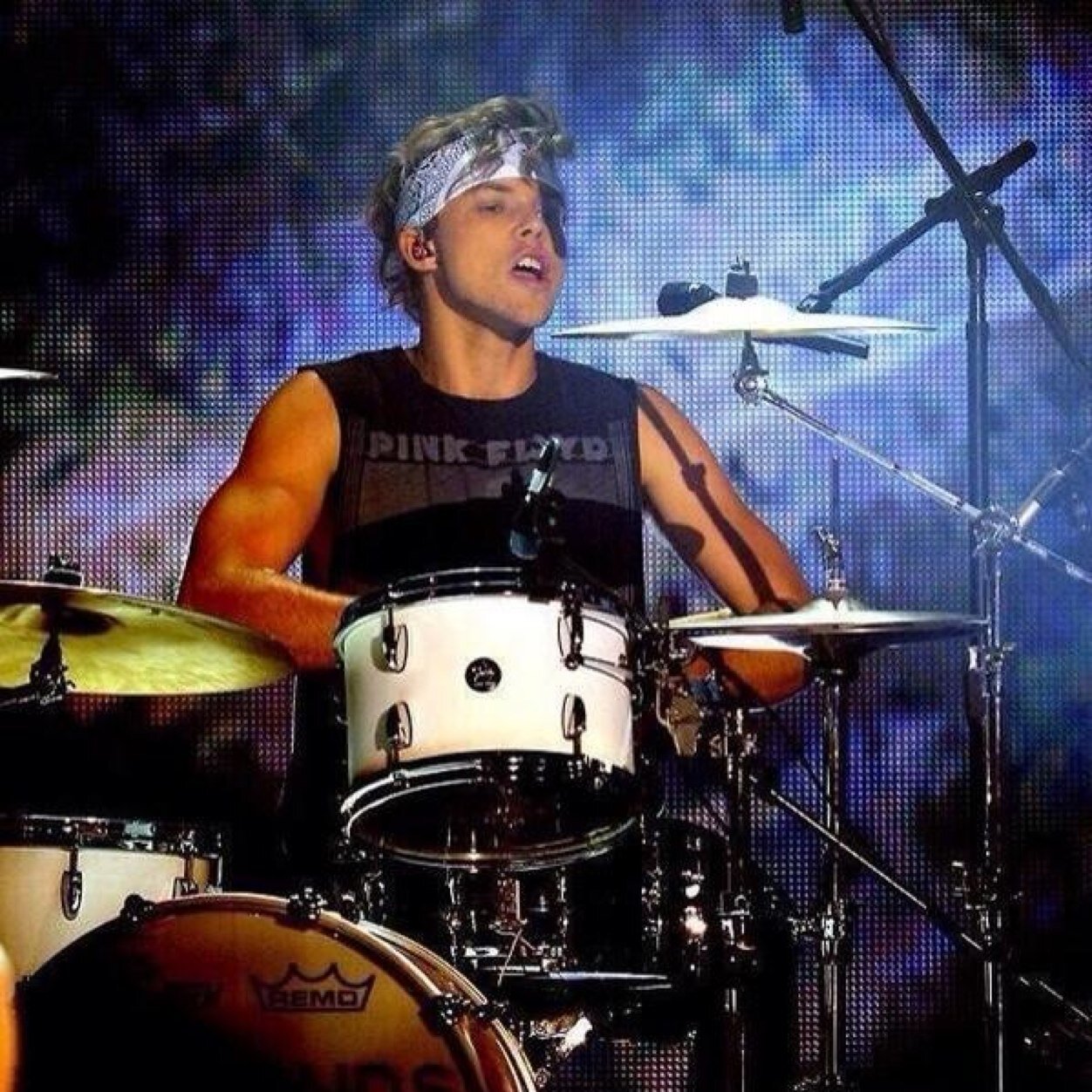 The LSP In my user name stands for Looks So Perfect!! KETCHUP MUSTARD KETCHUP!! 0/4 5SOS  Ashton is perfection so dont tell me otherwise