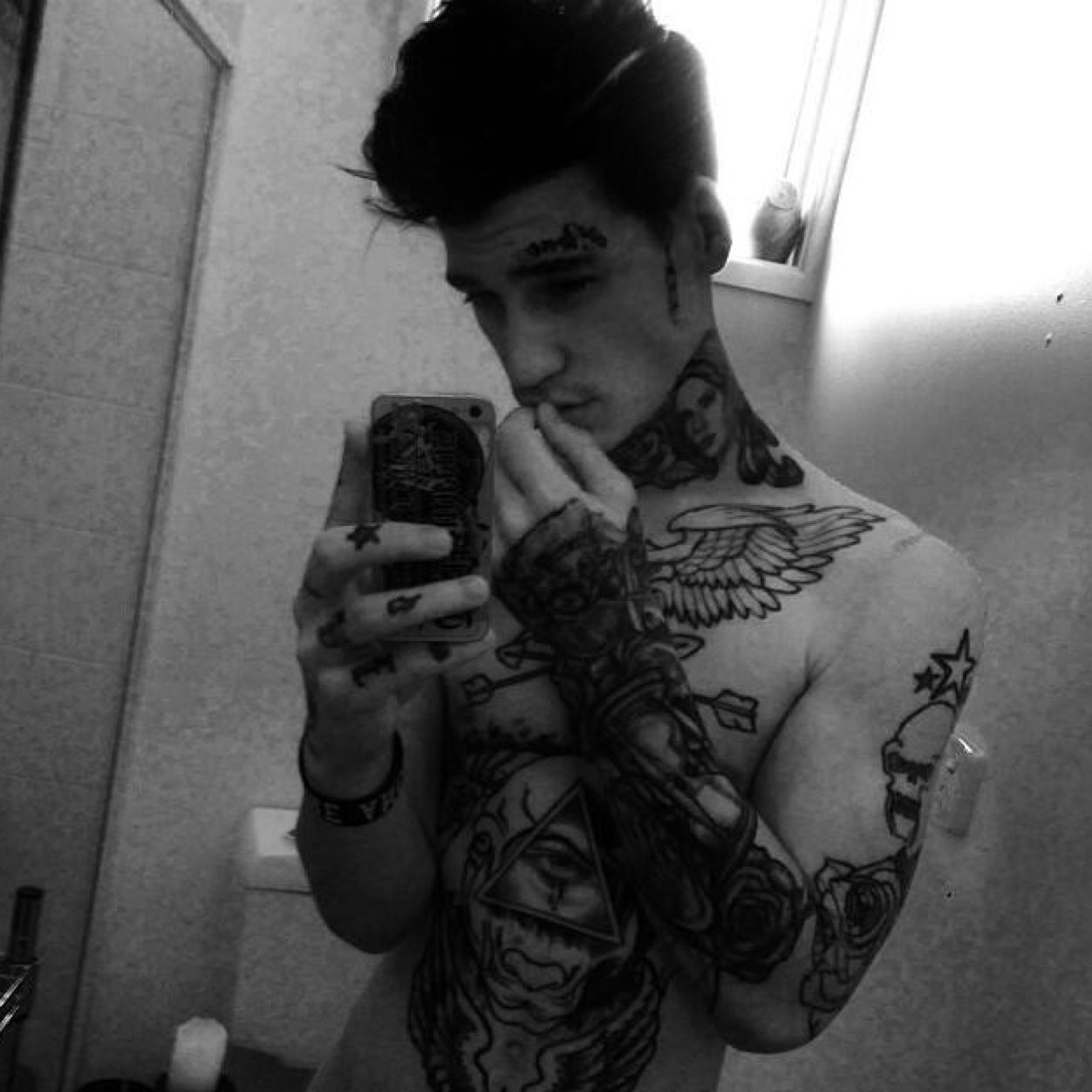 Kiss me if you read this.