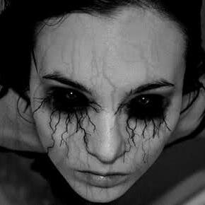 Still_mad's profile picture. De profesión camarera, de vocación, actriz aficionada de películas gore y de terror. Me interesan mucho tendencias en maquillaje.