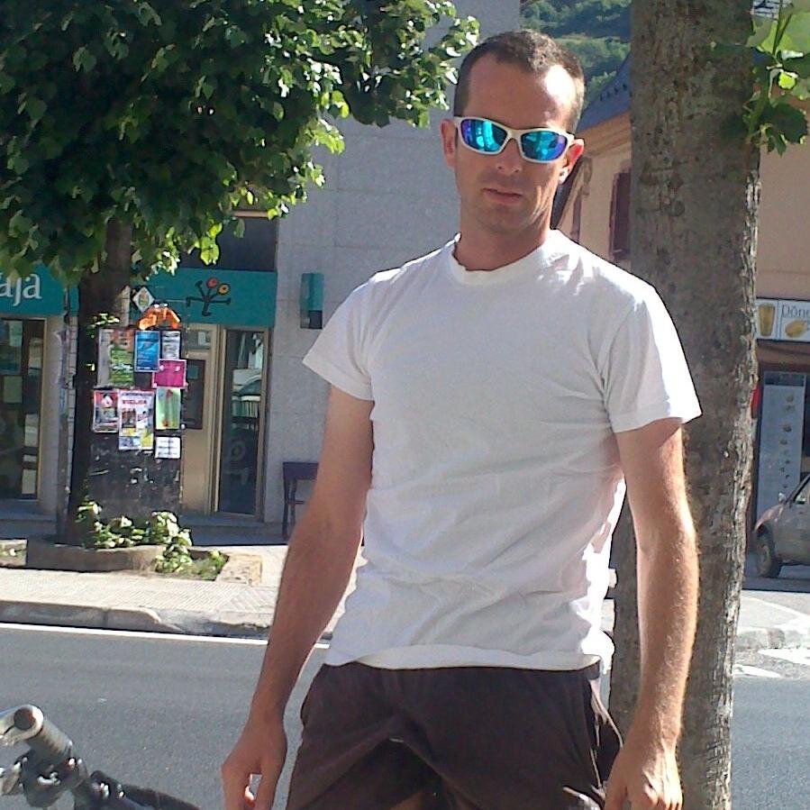 cesc100's profile picture. 