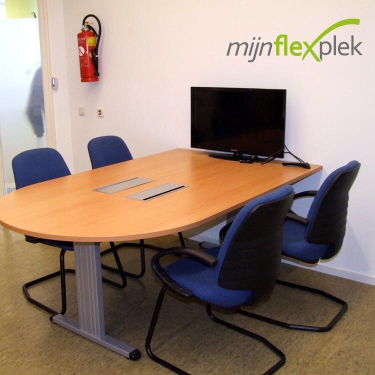 Flexcentre met flexplekken en vergaderruimten | Maandabonnement flexplek €125,- all in | Tel. 026 840 4923 | Vragen kunnen ook via Twitter gesteld worden.