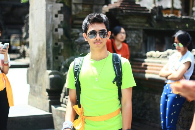 18'12 | 8'15 | PMR, KDK & HI 8 SHS, CSE UPI 2015

Traveller, Cinematograph, Full Stack Dev