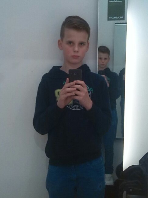 -Junge
-12 Jahre alt
-single
-Hamburg
-IKG
und das ist mein twitter ACC.