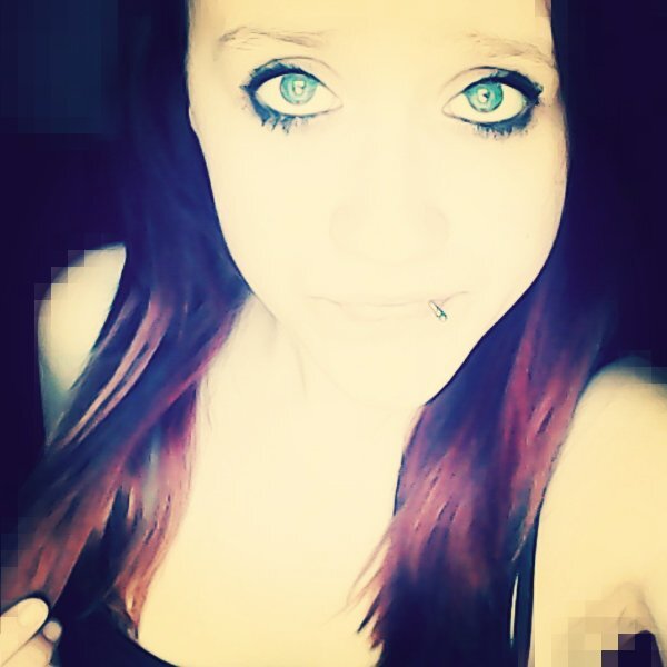 Miriam 3
Facebook: Miriam Holstein
Instagram : miriamholstein15
1Lippenpiercing
Brille
15 Jahre alt