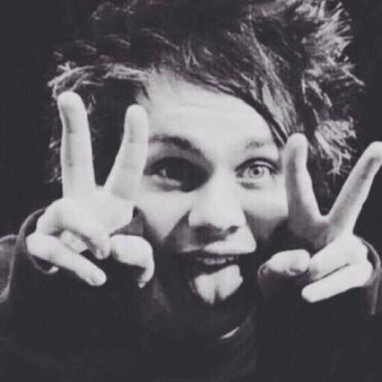 pls follow @STUDCLIFFORD since she gave you a free follow