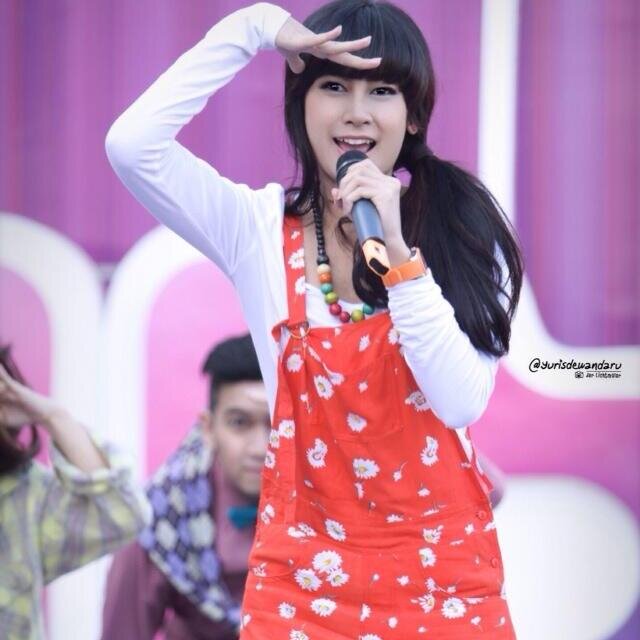 Official Fansbase @AnisaRahma_Adi From Sragen Jawa Tengah | 1st Single Anisa #MenariBersamaBintang | CP & Radio Material : info@lovalogy.com | Since: 07.05.2013