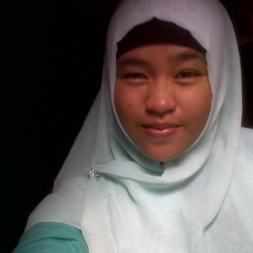 Berusaha tersenyum.