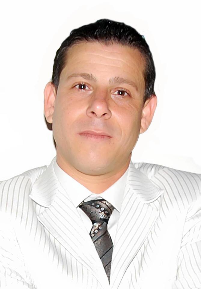أمين دمق من مواليد صفاقس الجمهورية التونسية شاعر ومثقف ويشتغل مديرا مساعدا بالمركز الثقافي الجامعي بصفاقس وله اهتمام بالصحافة والنقد الأدبي والفن