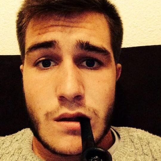 Julien_Laris's profile picture. Un intellectuel assis ira moins loin qu'un con qui marche !