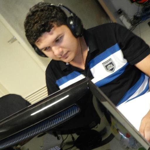 Desenvolvedor Front-End que dá mó valor umas firulas e é um grande amante da web, Jogos Eletrônicos e Comida *-*.
