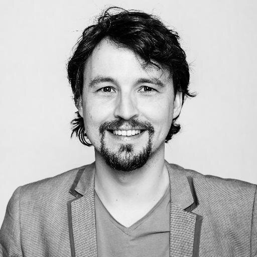 Geeft UX & code @ Avans / Is vader & echtgenoot / Maakt elektro-muziek / Speelt