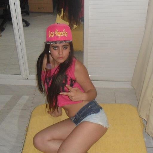 Del 2000  / Muy loca & aun asi la mas feliz ✌ / Quien lo sigue lo consigue .  / Me gusta mucho una fiesta  / Quien tequiere , te busca ❤