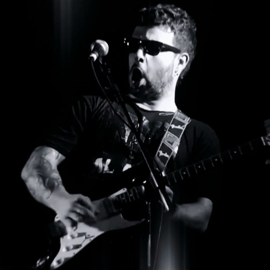 soy cineasta de profesión y músico por capricho.
hago letras y música en MOLO, toco la guitarra y digo no a las drogas.
