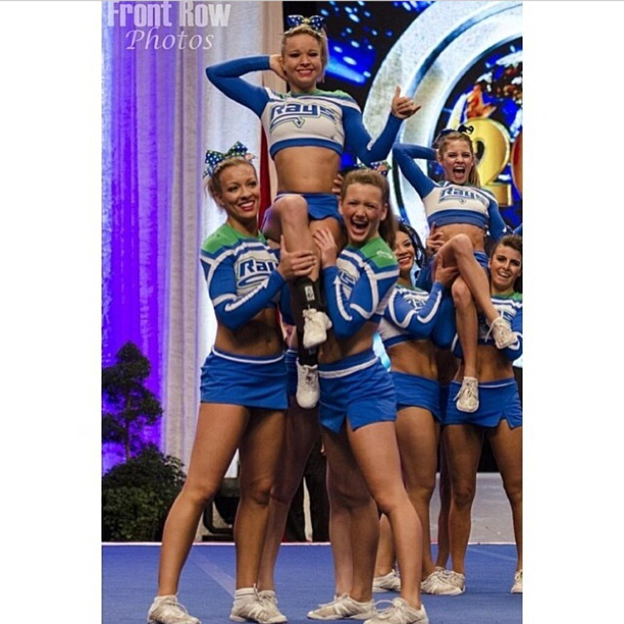 Just another cheerleader stuck in the world with basics✌️✨