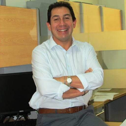 Aquí a título personal, MBA en Negocios Internacionales, padre de Ignacio, Francisca, Fernanda y Florencia, es ese orden, Azul hasta las entrañas