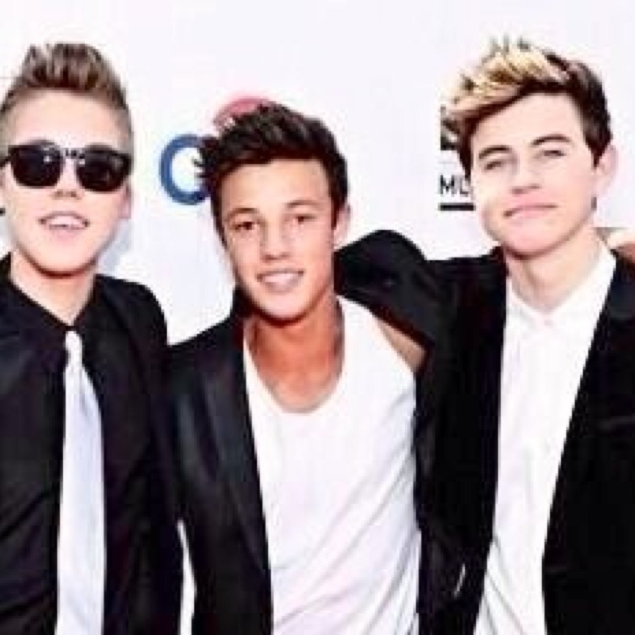 Follow @Wow__Whitesides i follow back if asked. Love you bae
