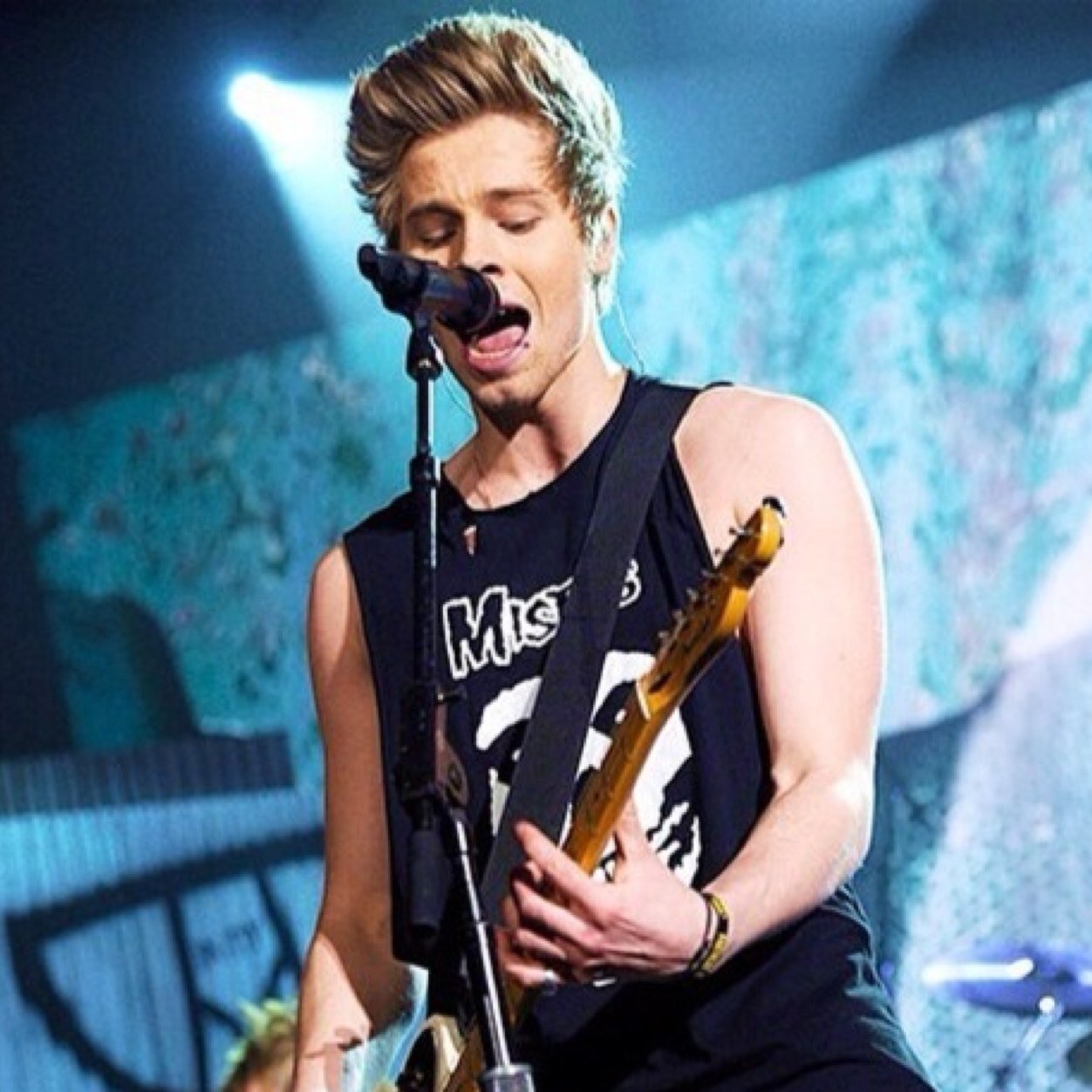 i like a band with a luke hemmings in it