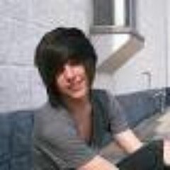 18, bisexual. woop. emo i have two cats and i loves deeemm