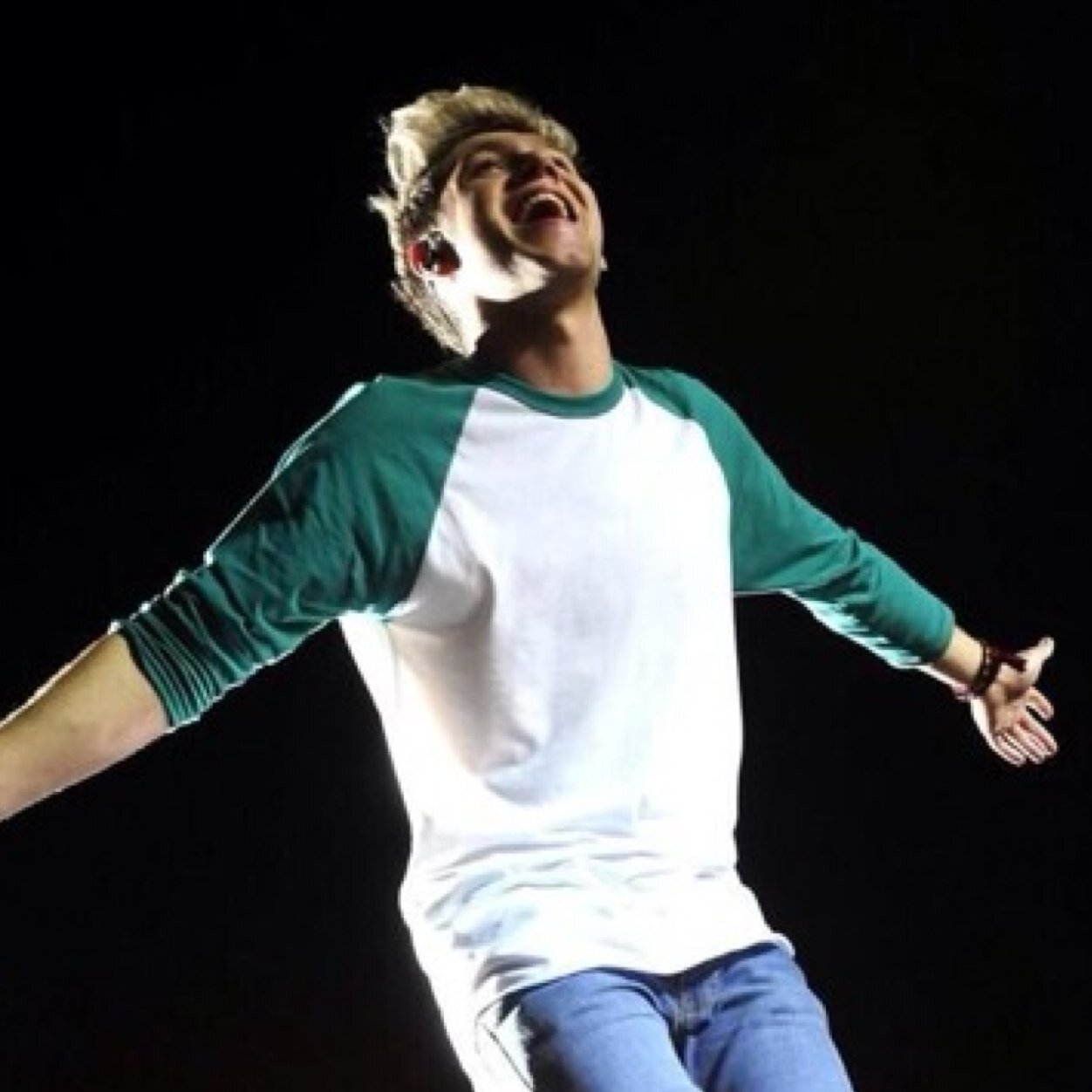 Follow @niallsthongs i follow back on it.