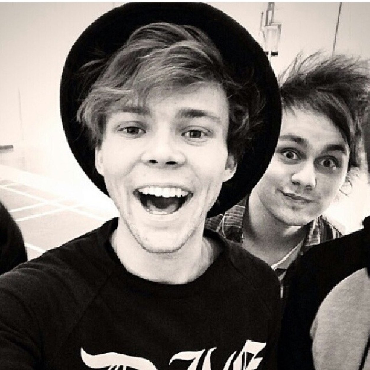 magconsmut's profile picture. I like peaches