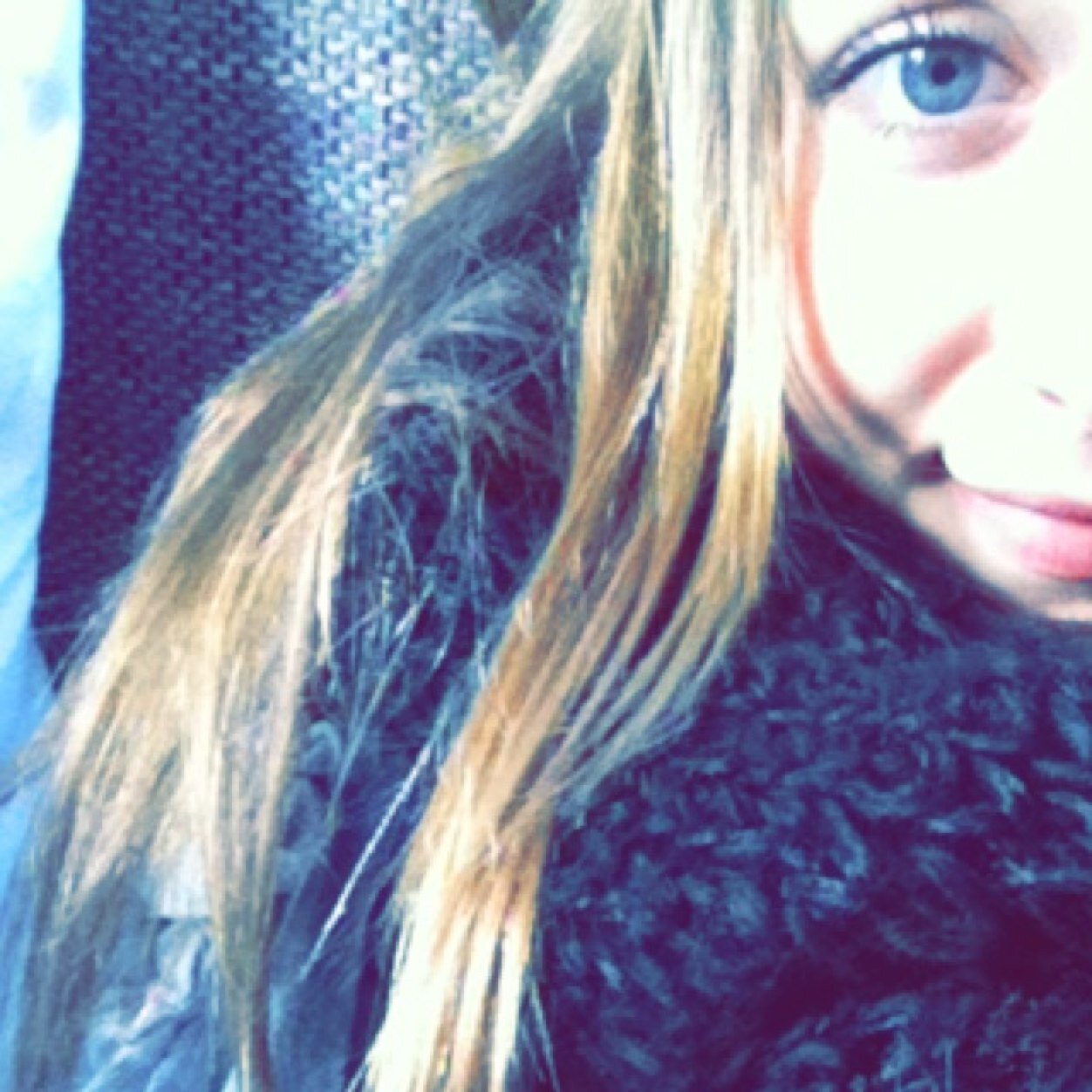 flore_winter's profile picture. I'm a freak.
mickmondoudou.