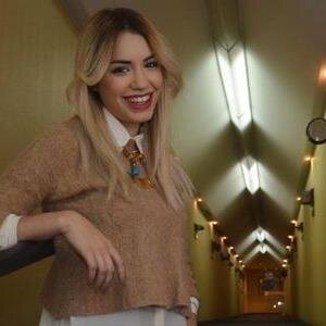 yo soy tipica la quen nunca tubo novio y siempre la protejen en la familia soy la hija de mama supongan pero nunca deje de ser como soy tipica :) soy unica