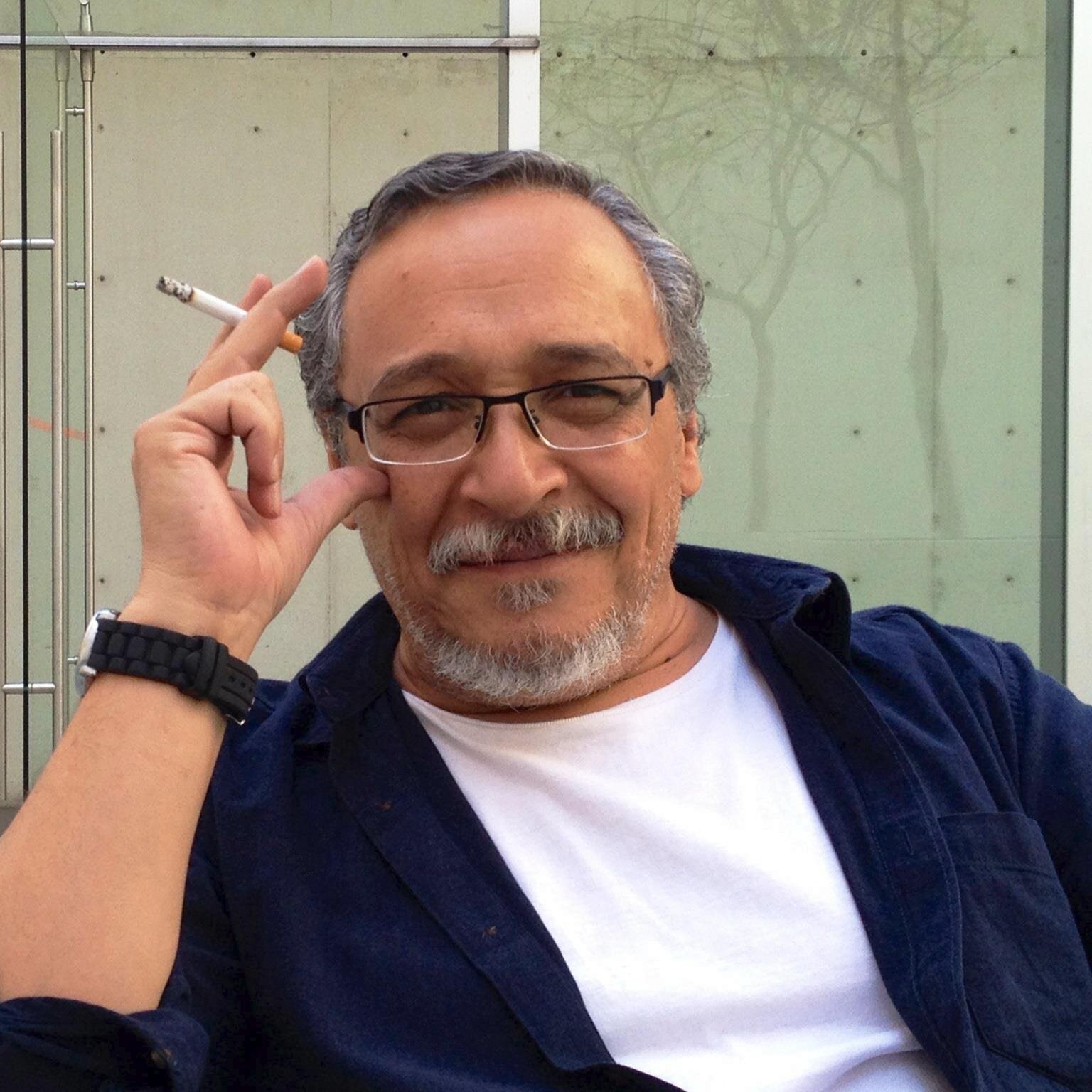 Leer, leer y, a veces, escribir memorias supuestas o ficciones biográficas. Lo demás es prescindible.