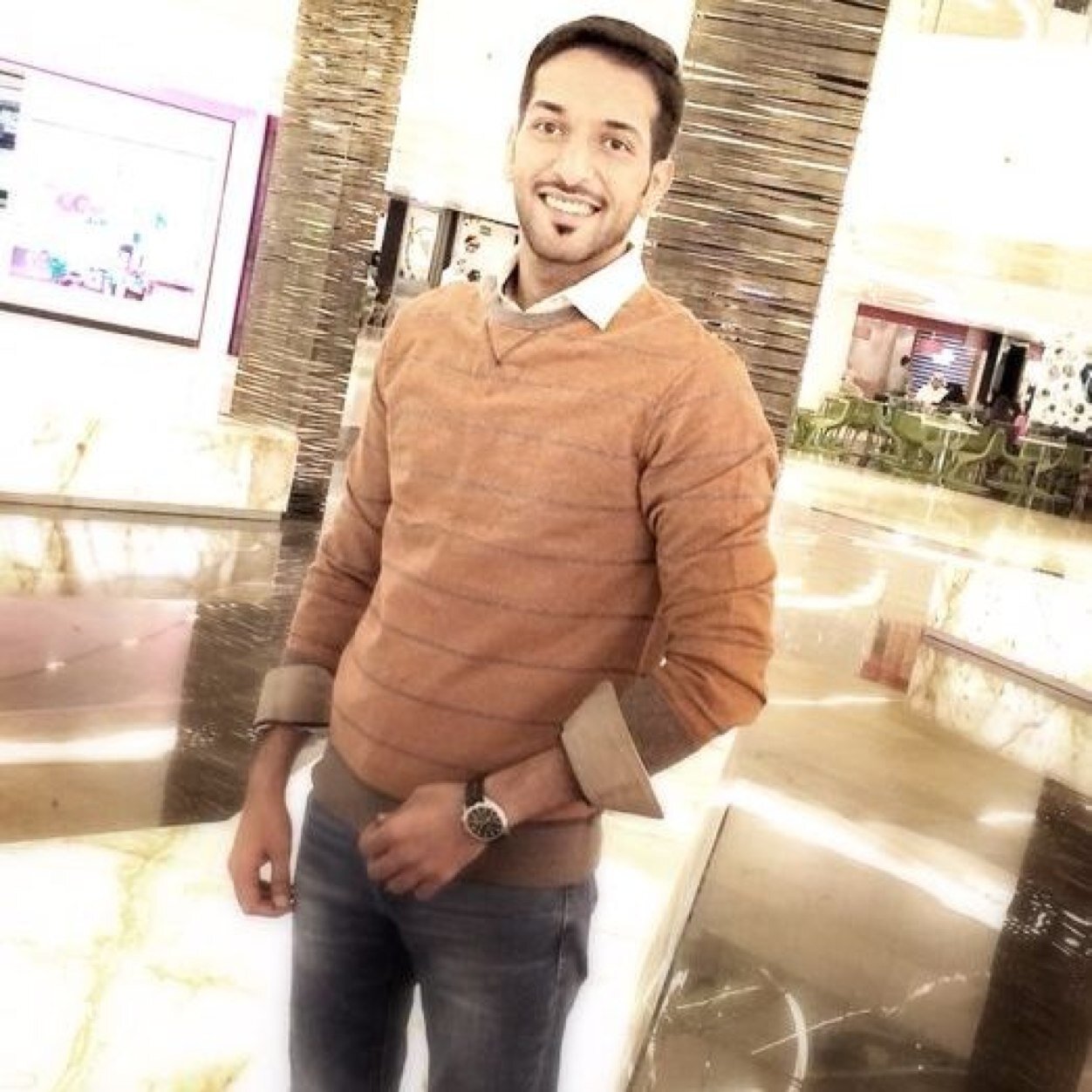 تصغر العقول كثـيراً عندمـا تنشغل بعقول
الآخرين ، وتكبر العقول كثيراً عندما تركز
على ذاتها.