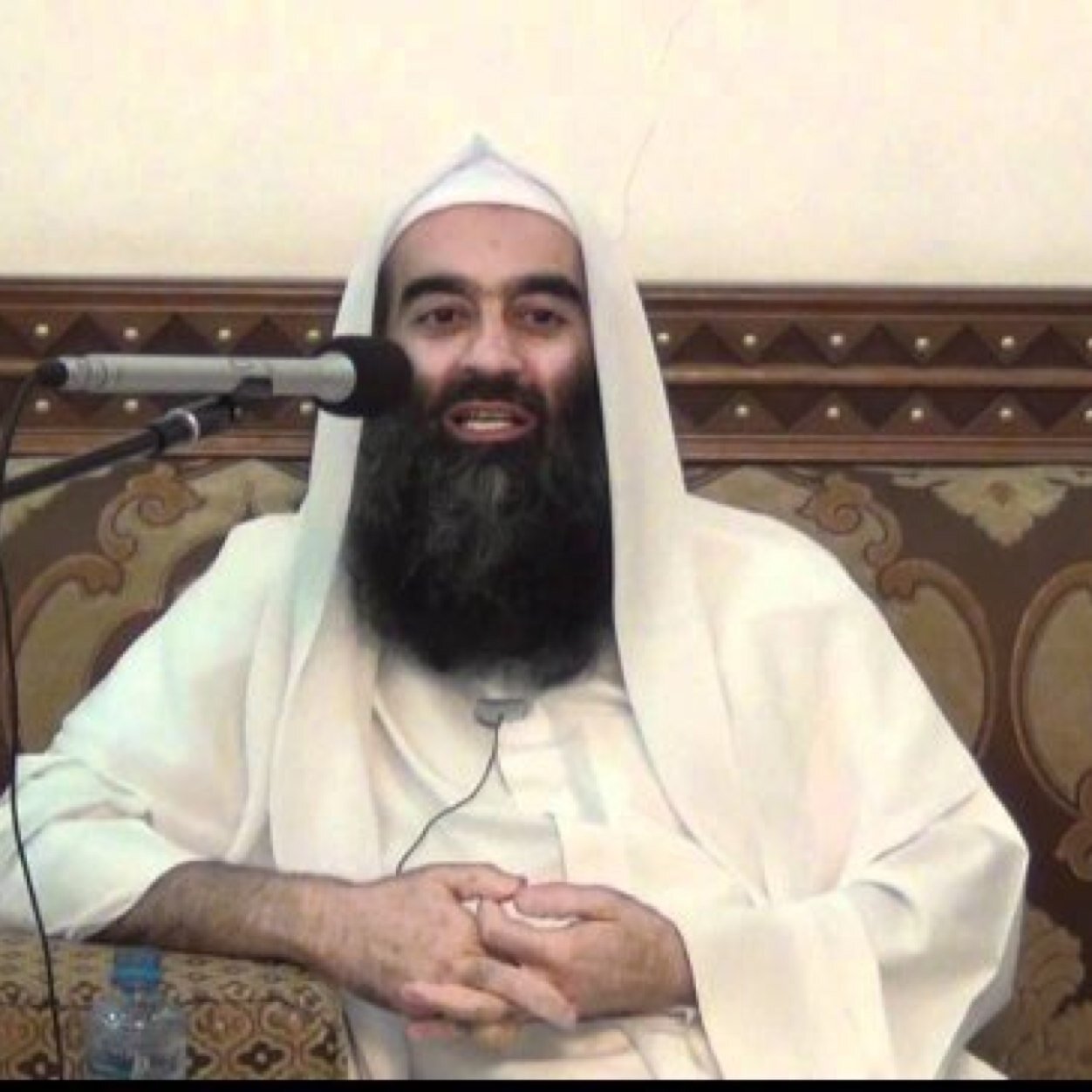مع المشايخ اللي حاط صورهم ومع كل من على منهجهم ( منهج السلف ) ، حيَّ الله من طق Follow يتابعني