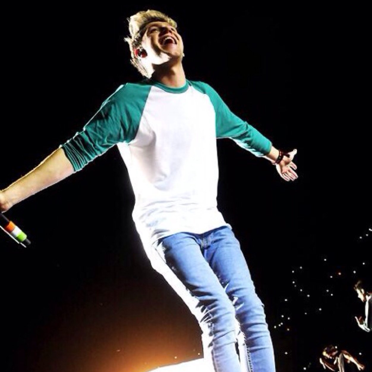 Follow @niallbaabe and i will love you forever :)