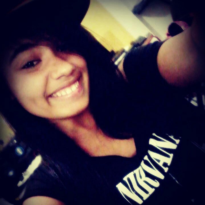 Ela é bonita no seu jeito normal de ser, morena raiz, quase sem querer ♡