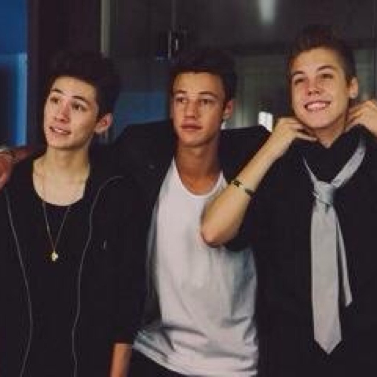 follow @EspinosaSlaays so she can reach her goal of 5k shes so far but so close. ASK AND SHE'LL FOLLOW BACK
