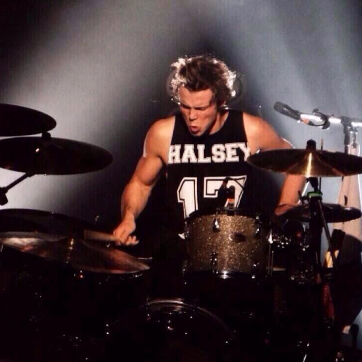 hiii this is a free follow, please go follow @C_A_L_M_crazy & @colorful_cliffo!