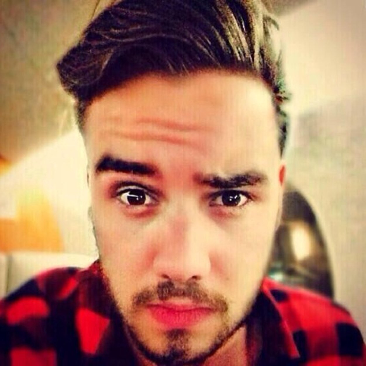 follow @snugglyyziam