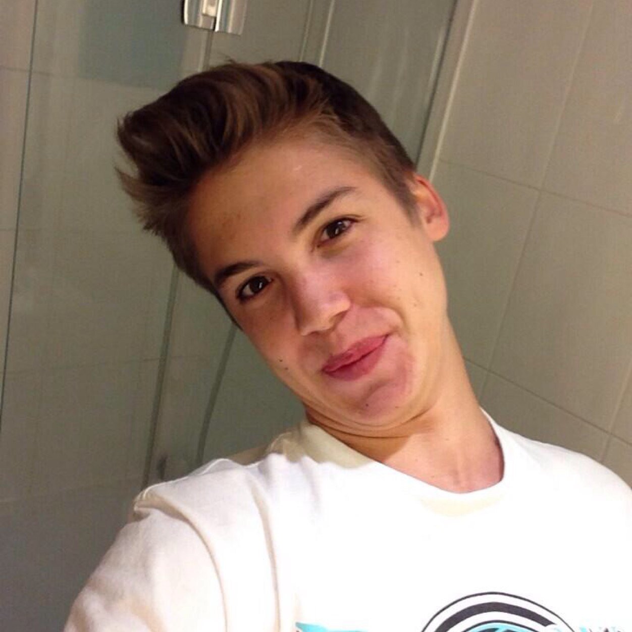 This is a free follow, please go follow @mrschampsbrasil ILYSM
