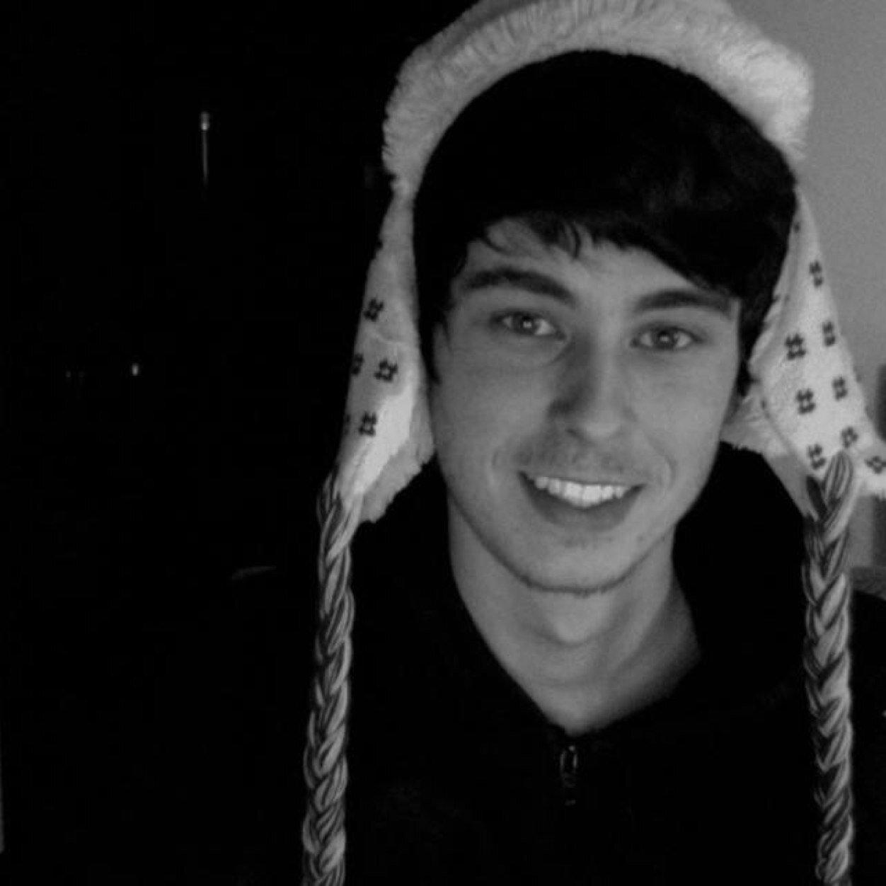 MyMotherIsaBear's profile picture. I tweet dubstep songs and shit