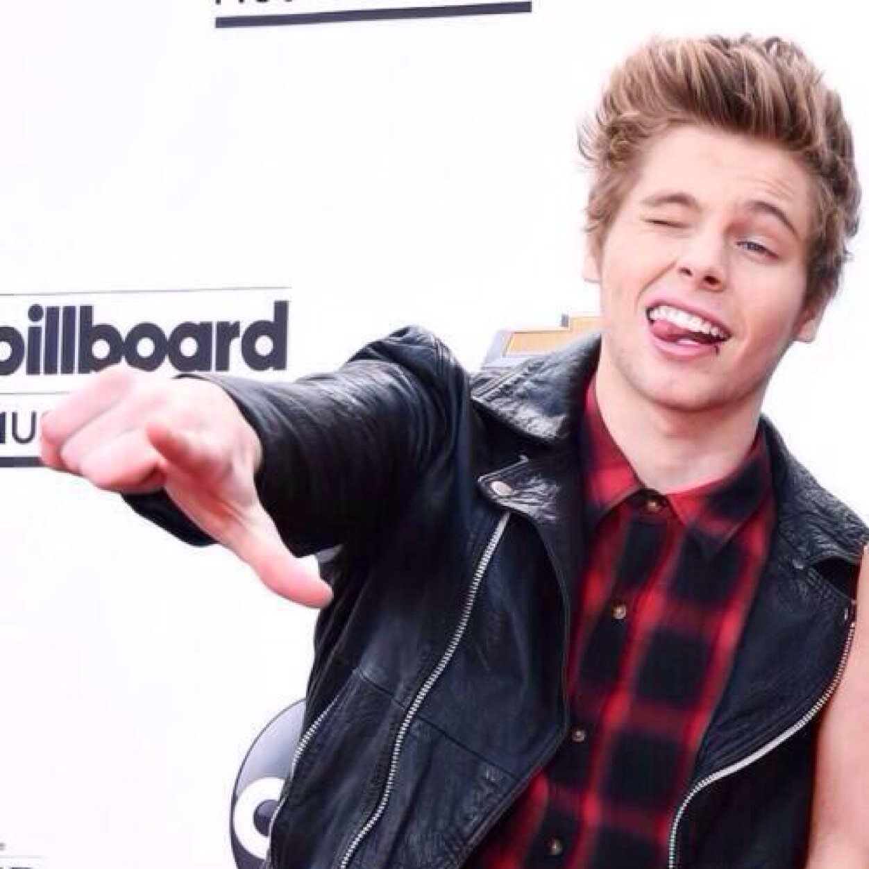 You just got a free follow! Follow @5SOSUpdatesLA and @drawingsbymacix !!!