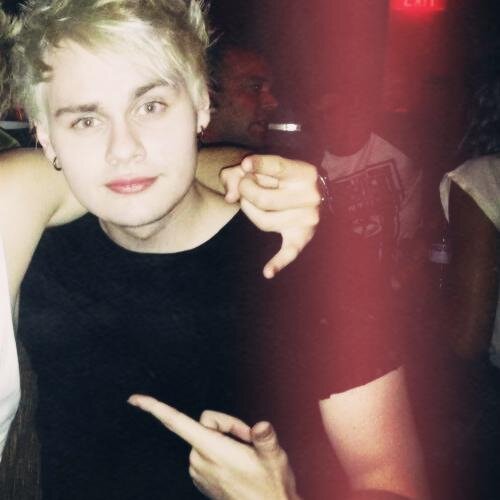 Hi follow @blinkkmgc if you wanna TALK TO HER TOO SHE WANTS FRIENDS MORE THAN FOLLOWERS K LOVE YOU BYE