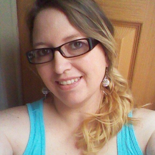 Im not single I do have a man. Im divorced with kids like to sing and work in medical.