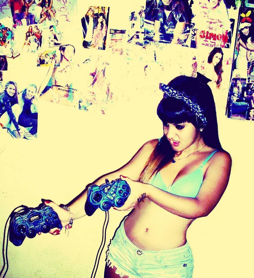 Bueno tengo 16 años , vivo en Quilmes , Mi facebook es Nataly Ledesma buscame e Agregame bueno seguime acá , soy fan de XXL Irione & de Fili Wey buen Seguime eu
