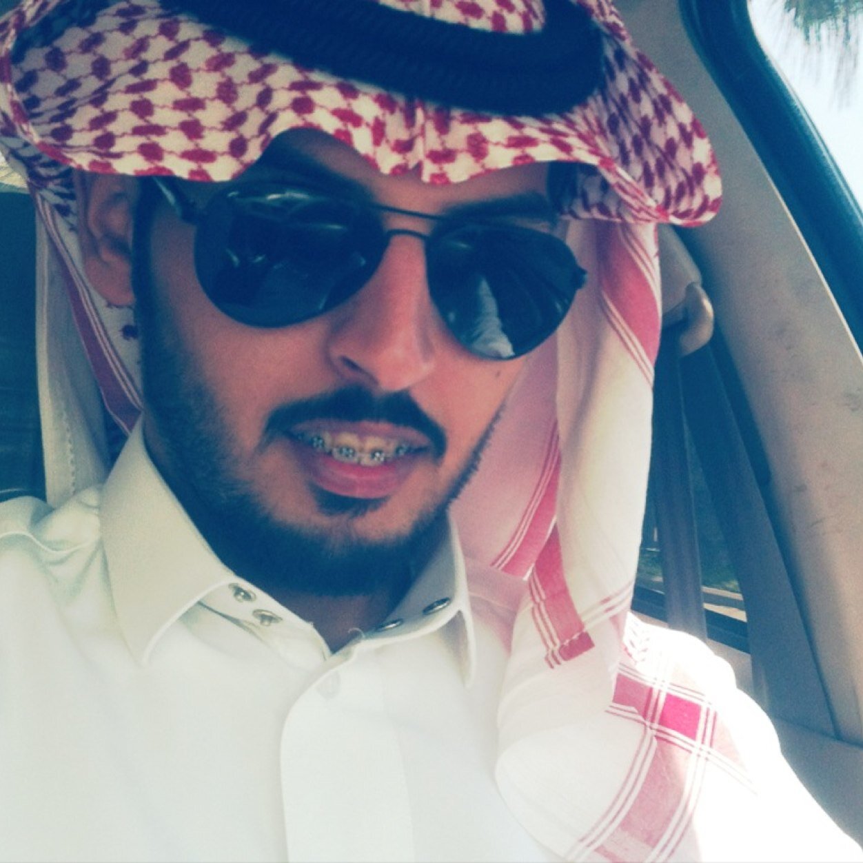 لا :للنظرلـ من حولك بـ نصف عين لماذا :لأنهم يملكون عينان أذن :أنظرلهم بـ عين عادية ** نصراوي صميم (ksa). (الصفيري)+(الدمام)