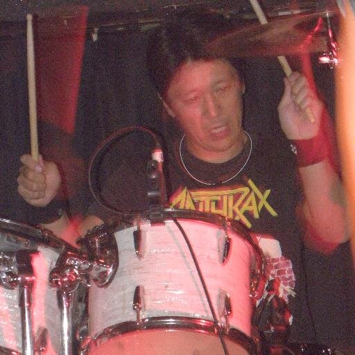 IRON WOLFというヘヴィメタルバンドでドラムやっていました。今はTHE HOWLING WOLVESというヘヴィメタルバンドでドラムやっています。