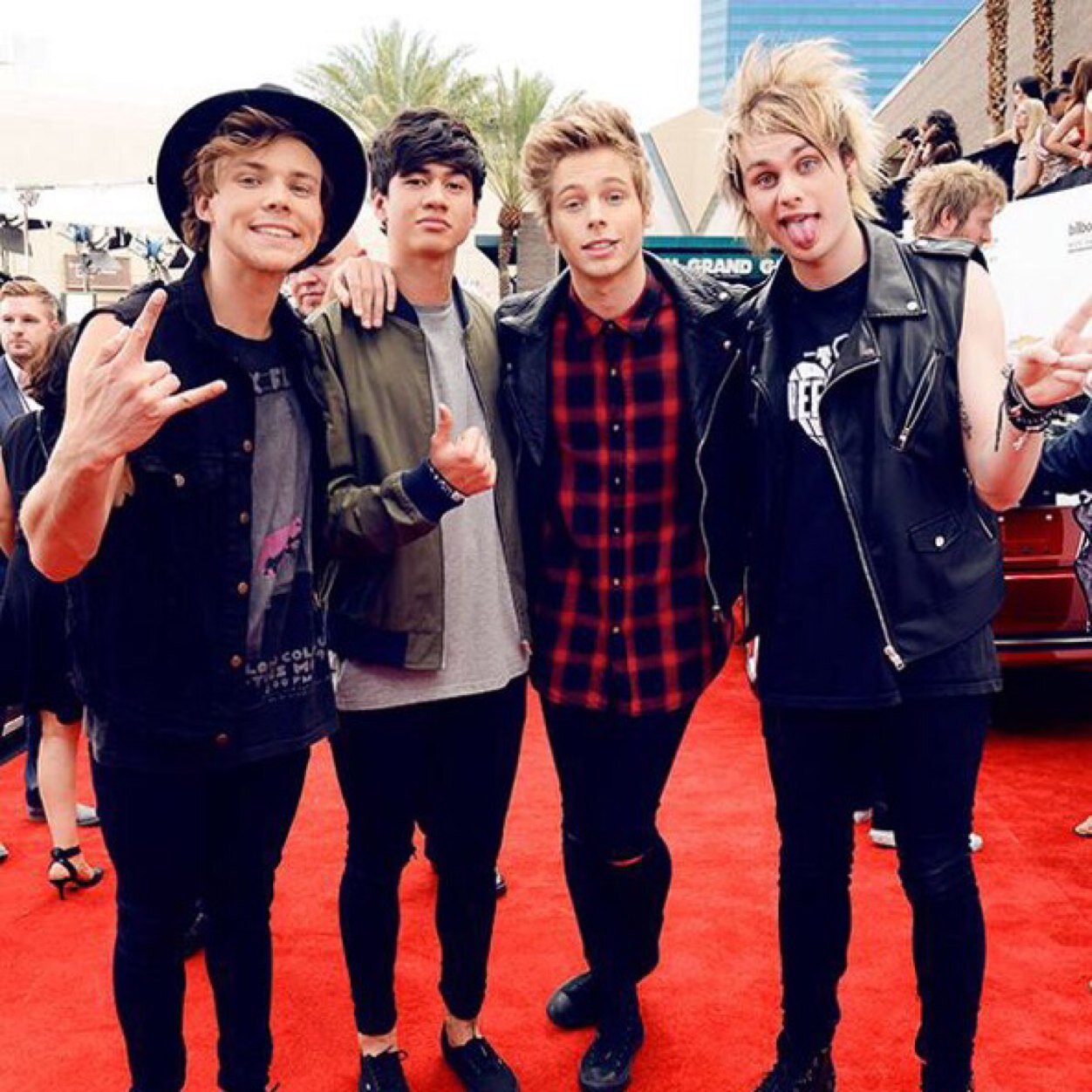 Hi! I'm here to help you find any of 5SOS' clothes that you would want! Send me any item they wear and I might be able to help! 0/4