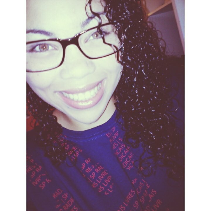 Radical Livre  ,Feliz, Estater, Irmã, Filha, Mãe espiritual. Amiga, Apaixonada, Legal, Chata. E sou uma dos 3 (Pai, Filho e Espirito). Prazer Natasha!