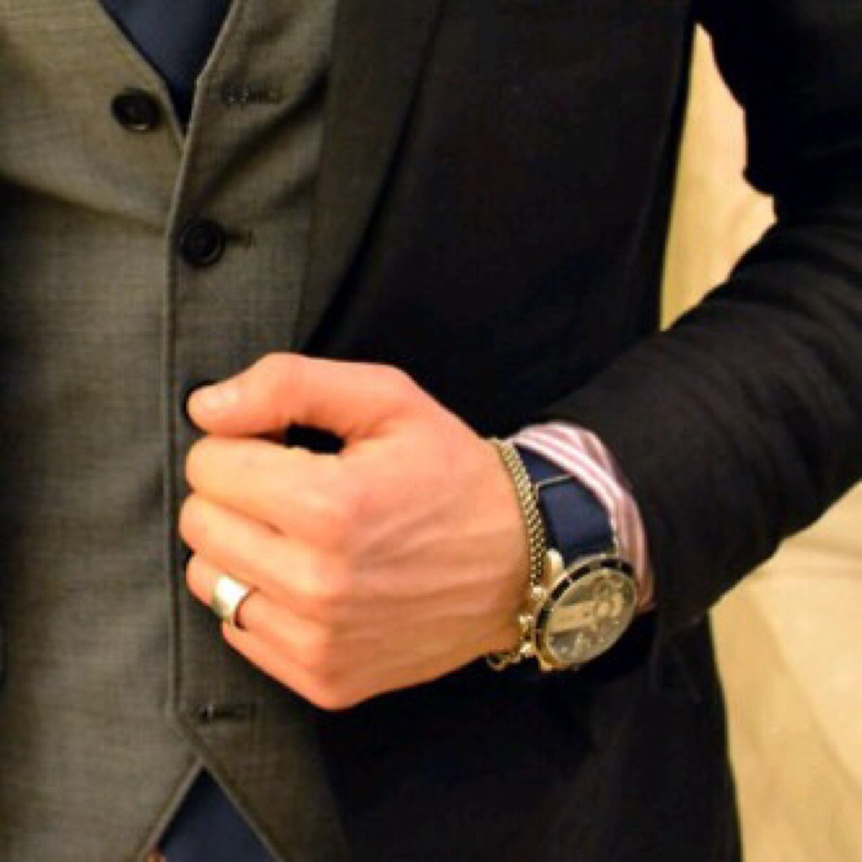 عشريني عاشق #العالمي أتشرف فيكم ع .. BBM:76B85472